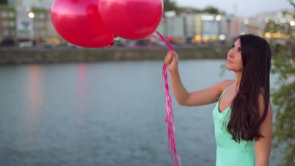 Verão Boa Noite Menina Vestido Verde Longo Posando Com Balões — Vídeo de Stock