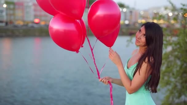 Estate Buonasera Ciao Ragazza Abito Lungo Verde Posa Con Palloncini — Video Stock