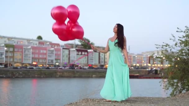Καλοκαίρι Βράδυ Κορίτσι Μακρύ Πράσινο Φόρεμα Ποζάρει Κόκκινο Αερόστατα Στο — Αρχείο Βίντεο
