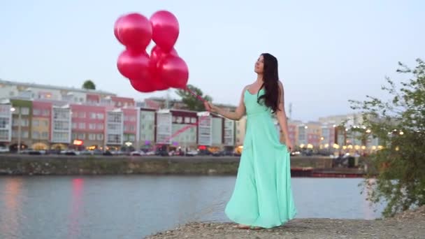 Verão Boa Noite Menina Vestido Verde Longo Posando Com Balões — Vídeo de Stock