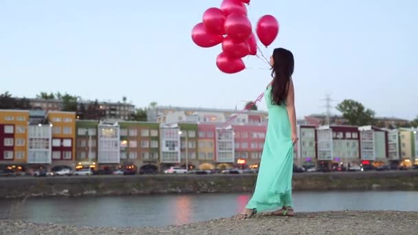 Estate Buonasera Ciao Ragazza Abito Lungo Verde Posa Con Palloncini — Video Stock