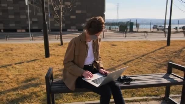 Jovem Mulher Roupas Marrons Uma Máscara Funciona Remotamente Com Laptop — Vídeo de Stock