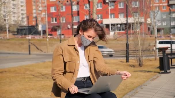 Emotionele Jonge Vrouw Bruine Kleren Een Masker Werkt Afstand Met — Stockvideo