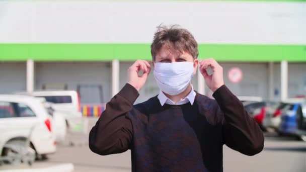 Zbliżenie Portret Mężczyzny Zdejmującego Maskę Medyczną Twarzy Tle Centrum Handlowego — Wideo stockowe