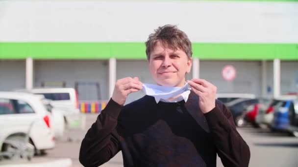 Close Portrait Man Wearing Medical Mask His Face Background Shopping — Stock Video