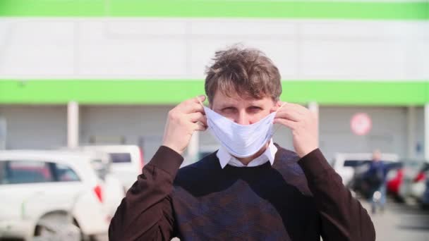 Close Portrait Man Wearing Medical Mask His Face Background Shopping — Stock Video