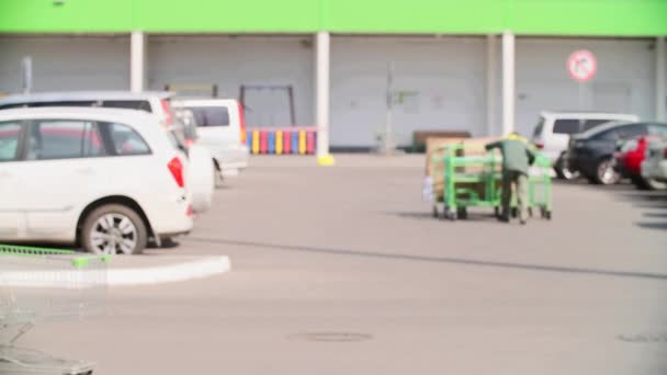 Yüzünde Tıbbi Maske Mavi Eldiven Olan Bir Adam Alışveriş Arabasının — Stok video