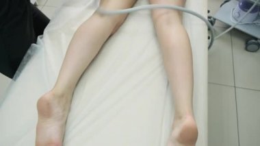 Bir kadın için selülit önleyici vakum masajı