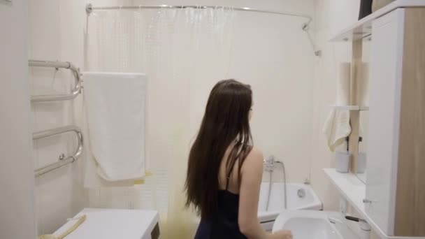 Siyah Gecelikli Genç Kız Evdeki Banyoda Dişlerini Yıkayıp Fırçalarken Eğleniyor — Stok video