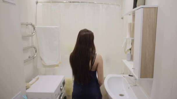 Młoda Dziewczyna Czarnej Koszuli Nocnej Dobrze Się Bawi Myjąc Myjąc — Wideo stockowe
