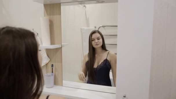 Menina Camisola Preta Diverte Lavando Escovando Dentes Banheiro Casa — Vídeo de Stock