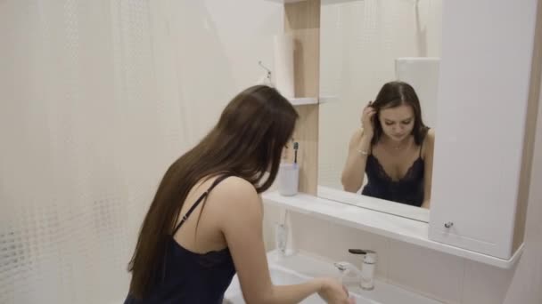 在家里 穿着黑色睡衣的小女孩在浴室里刷牙洗得很开心 — 图库视频影像