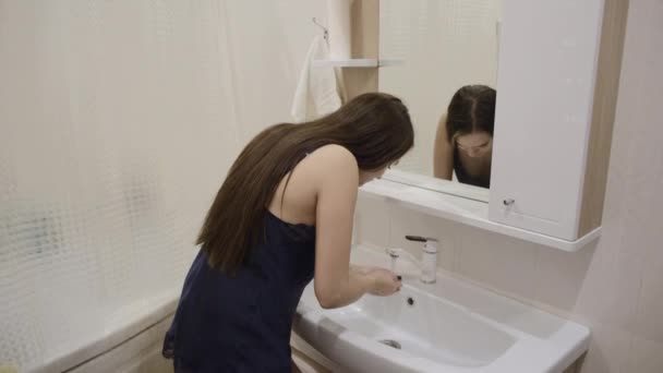Junges Mädchen Schwarzen Nachthemd Hat Spaß Beim Waschen Und Zähneputzen — Stockvideo