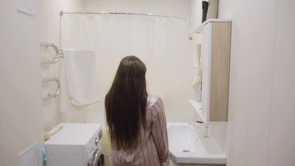 Junges Mädchen Mit Langen Dunklen Haaren Rosa Nachthemd Hat Spaß — Stockvideo