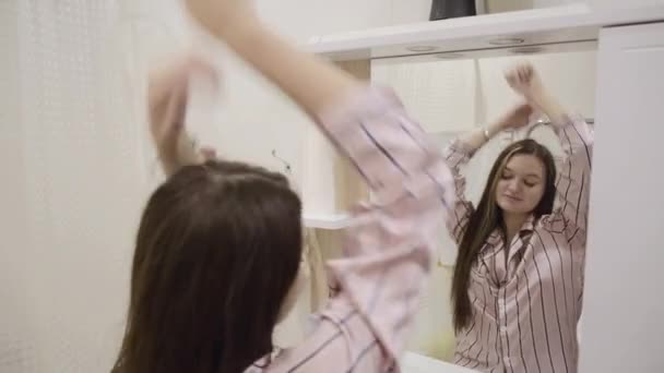 Молодая Девушка Длинными Темными Волосами Розовой Ночной Рубашке Весело Стирает — стоковое видео