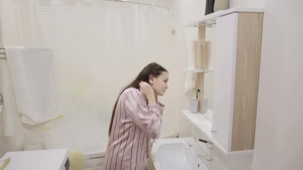 Jovem Com Cabelos Longos Escuros Uma Camisola Rosa Diverte Lavando — Vídeo de Stock
