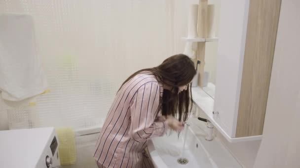Pembe Gecelikli Uzun Siyah Saçlı Genç Kız Banyoda Dişlerini Fırçalarken — Stok video