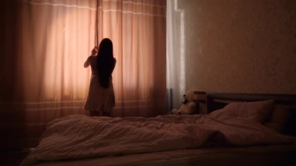 Молодая Девушка Длинными Темными Волосами Светлой Ночной Рубашке Просыпается Большой — стоковое видео
