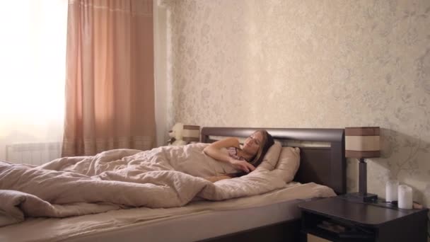 Молода Дівчина Довгим Темним Волоссям Світлій Сукні Прокидається Великому Ліжку — стокове відео