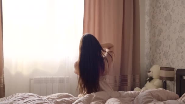 Молодая Девушка Длинными Темными Волосами Светлой Ночной Рубашке Просыпается Большой — стоковое видео