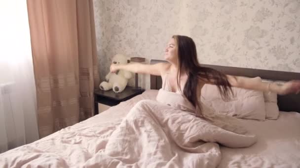 Une Jeune Fille Aux Longs Cheveux Foncés Chemise Nuit Claire — Video