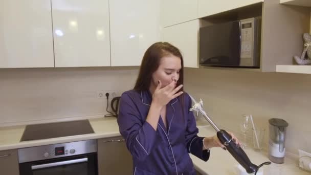 Dívka Dlouhými Tmavými Vlasy Modrými Šaty Připravuje Zdravou Snídani Apartmánové — Stock video