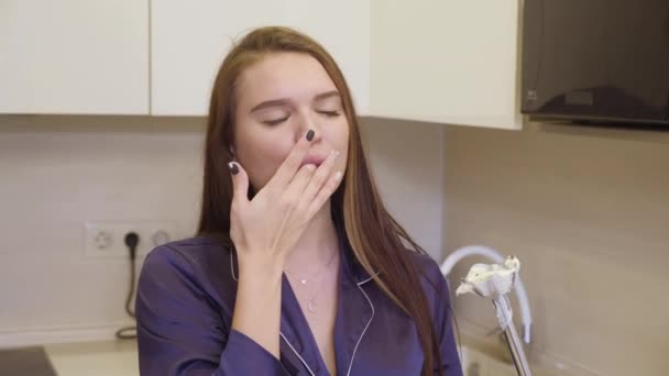 Uzun Siyah Saçlı Mavi Elbiseli Kız Apartmanın Mutfağında Sağlıklı Bir — Stok video