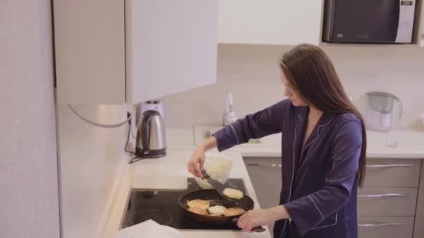 Mädchen Mit Langen Dunklen Haaren Und Blauer Kleidung Backt Der — Stockvideo