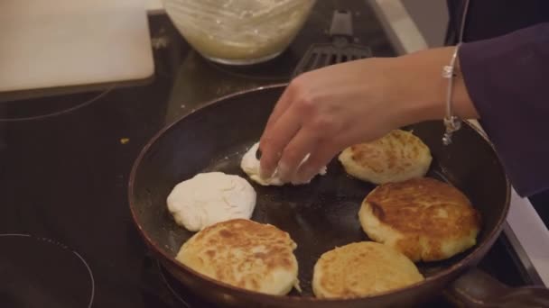 Großaufnahme Der Hände Eines Mädchens Blauer Kleidung Backt Gesunden Frühstückshüttenkäse — Stockvideo