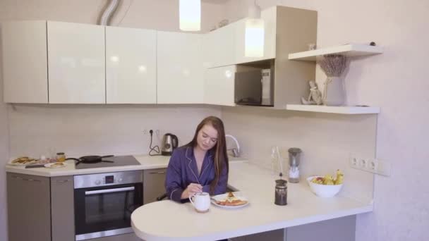 Mädchen Mit Langen Dunklen Haaren Blauer Kleidung Frühstückt Auf Der — Stockvideo