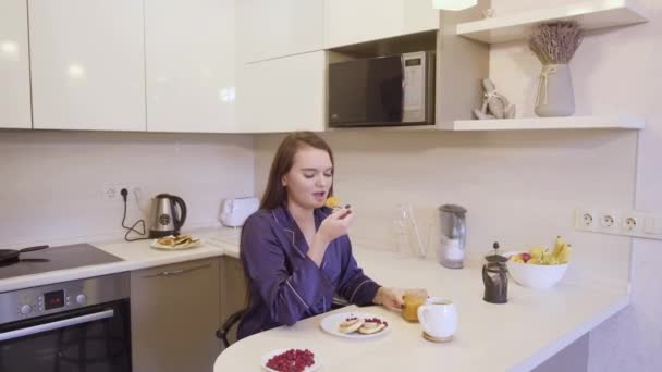 Девушка Длинными Темными Волосами Голубой Одежде Завтракает Барной Стойке Кухни — стоковое видео