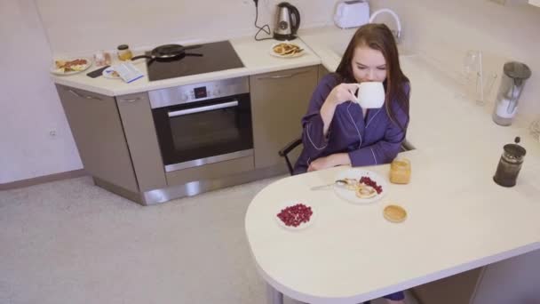 Menina Com Cabelos Longos Escuros Roupas Azuis Está Tomando Café — Vídeo de Stock