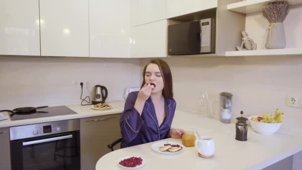 Flicka Med Långt Mörkt Hår Blå Kläder Äter Frukost Bardisken — Stockvideo