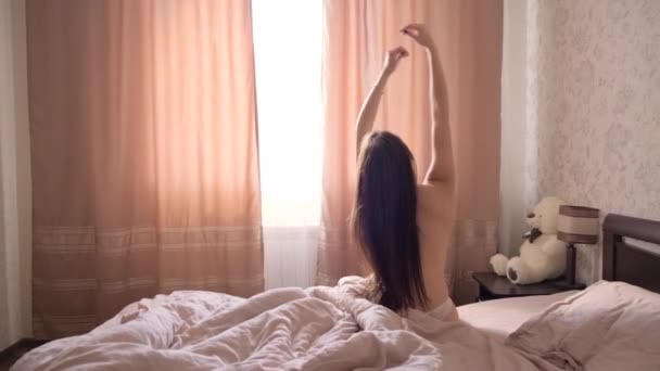 Jovem Topless Menina Com Longos Cabelos Escuros Acorda Uma Cama — Vídeo de Stock