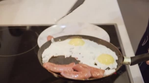 Kızın Ellerine Yakın Çekim Apartman Mutfağında Omlet Pişir — Stok video