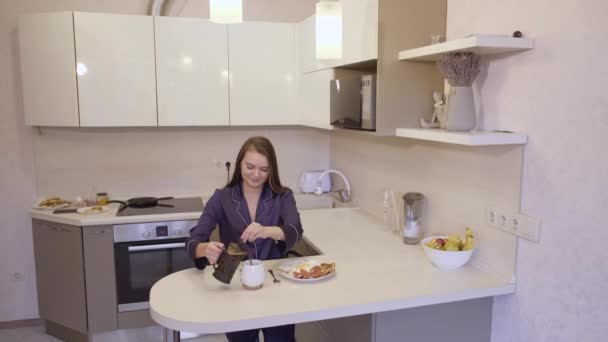 Fille Avec Longs Cheveux Foncés Vêtements Bleus Prend Petit Déjeuner — Video