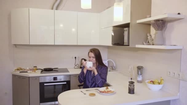 Ragazza Con Lunghi Capelli Scuri Abiti Blu Sta Facendo Colazione — Video Stock