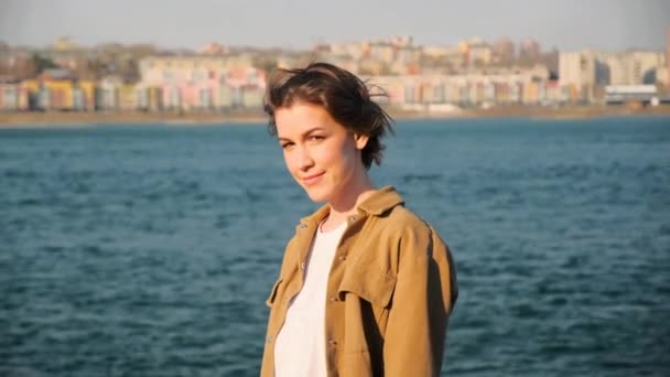 Portrait Une Jeune Femme Vêtue Brun Sur Fond Ville Rivière — Video