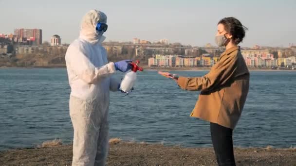 바이러스 유행하는 보호용 양복을 마스크를 안경을 도시와 배경으로 여자의 — 비디오