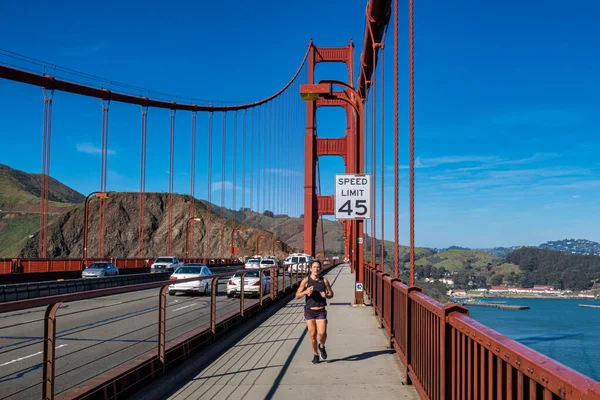 San Francisco, United States - February 12 2020 : tourist and locals visit the famous golden gate bridge on bike or running — Stock Image San Francisco United States February 2020 Tourist Locals Visit Famous Royalty Free Stock Photos