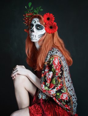 Los Muertos modeli saç fotoğrafını çiçeklerle
