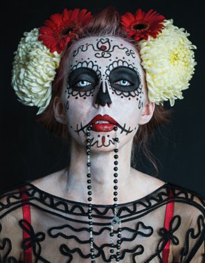 portre modeli makyaj ve kontakt lensler Los Muertos fotoğraf Kolyeler ağzına görüntüsünü