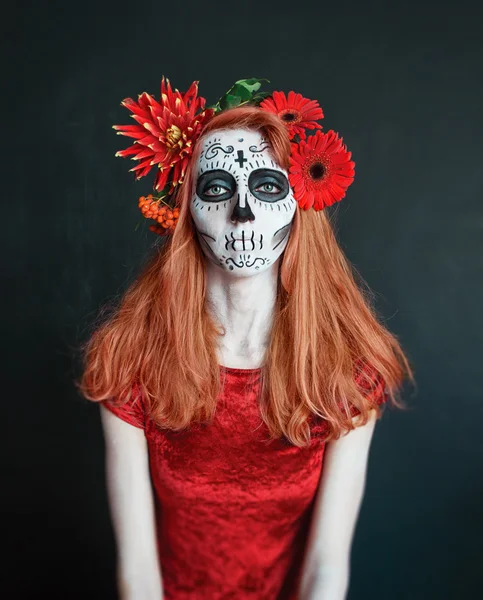 Retrato Los Muertos modelo con flores en el pelo y maquillaje en la cara foto — Foto de Stock