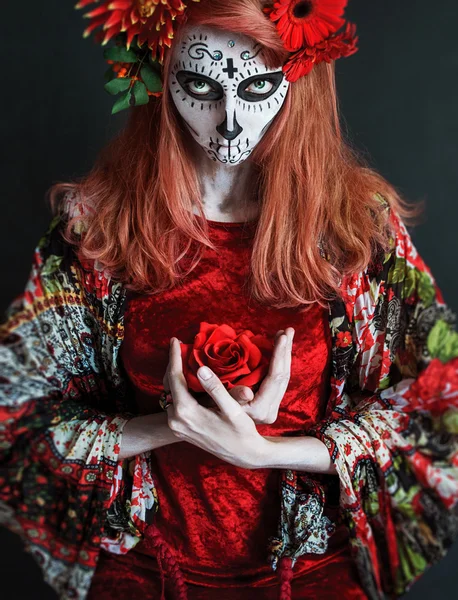 Los Muertos modelo con flores en el pelo y en la mano foto — Foto de Stock