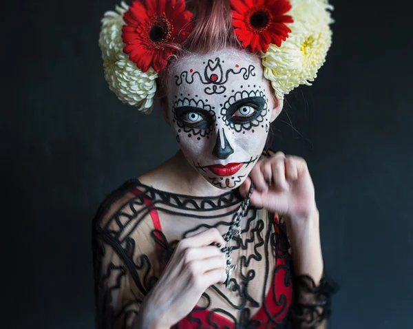 Retrato modelo maquillaje y lentes de contacto la imagen de Los Muertos foto — Foto de Stock