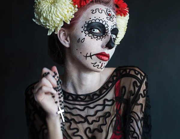 Foto retrato de niña para vestir a la imagen de la diosa de la muerte con el rosario en las manos de Los Muertos — Foto de Stock