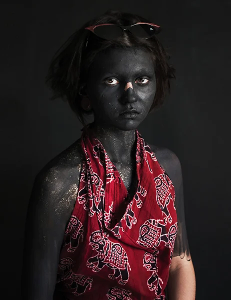 Foto retrato de una chica en gafas de sol color gris oscuro de la piel y el fondo — Foto de Stock