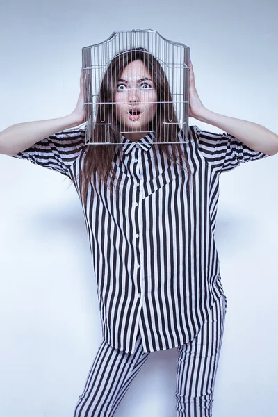 Retrato fotográfico de una chica vestida a rayas en una celda de su cabeza — Foto de Stock