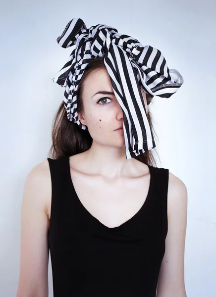 Foto retrato de uma menina com uma faixa de cabeça listrada fundo branco — Fotografia de Stock