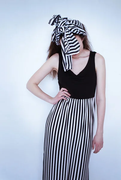Foto mujer con una diadema a rayas en un vestido a rayas — Foto de Stock